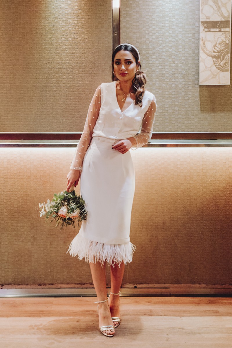 conjunto de falda midi blanca con plumas y blusa de plumetti manga larga con escote en pico para novia civil, boda intima, informal