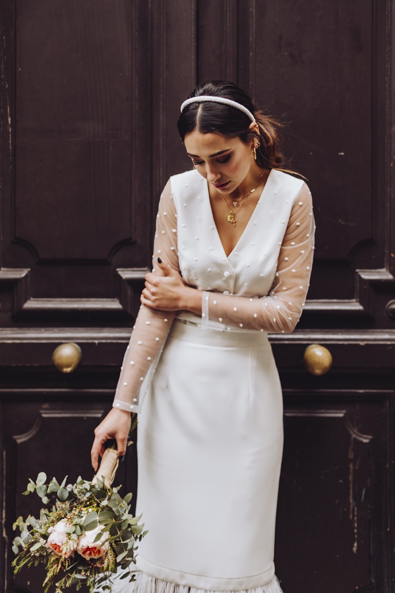 conjunto de falda midi blanca con plumas y blusa de plumetti manga larga con escote en pico para novia civil, madre de comunion