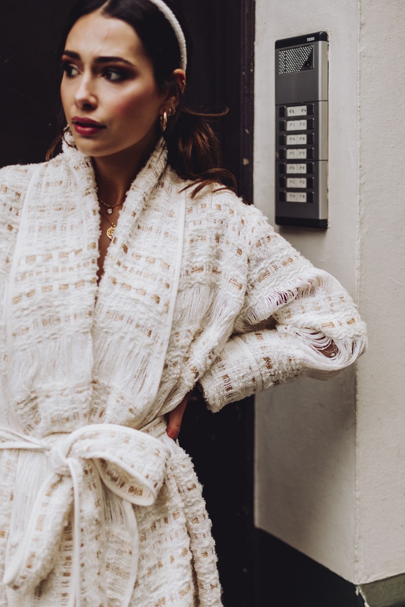 abrigo blanco para novia en chanel en blanco roto y dorado con flecos para novia civil, boda intima, madre de bautizo, comunion, shop online