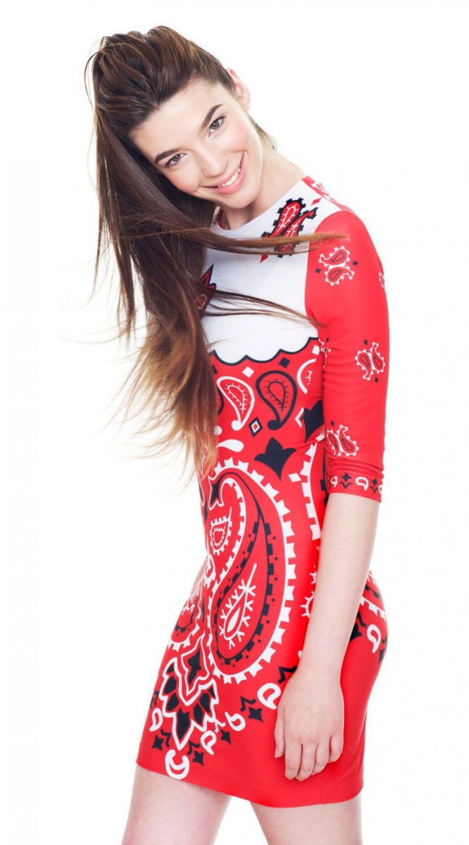 Vestido con estampado cachemir rojo y blanco ajustado al cuerpo