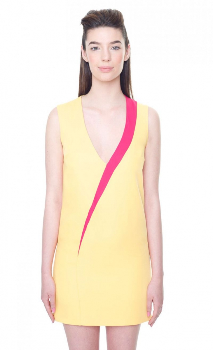Vestido amarillo escote en v con adorno fucsia
