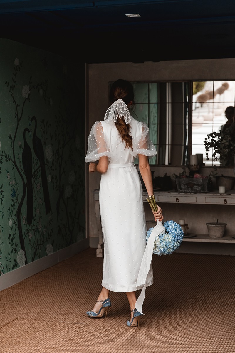 novia civil con lazo de plumetti bordado en el pelo