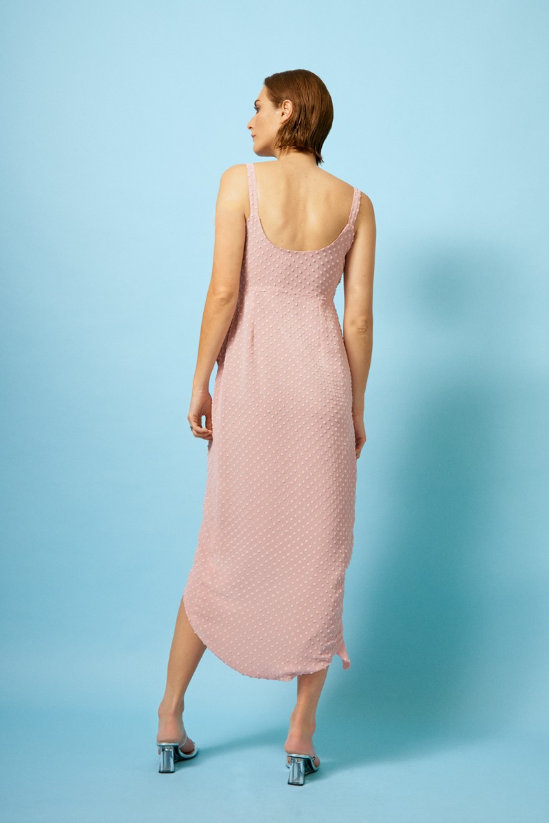 comprar online vestido de plumetti rosa palo con diseño cruzado con volante falda asimetrica y cuerpo de tirantes para boda de dia, bautizo, comunion, apparentia
