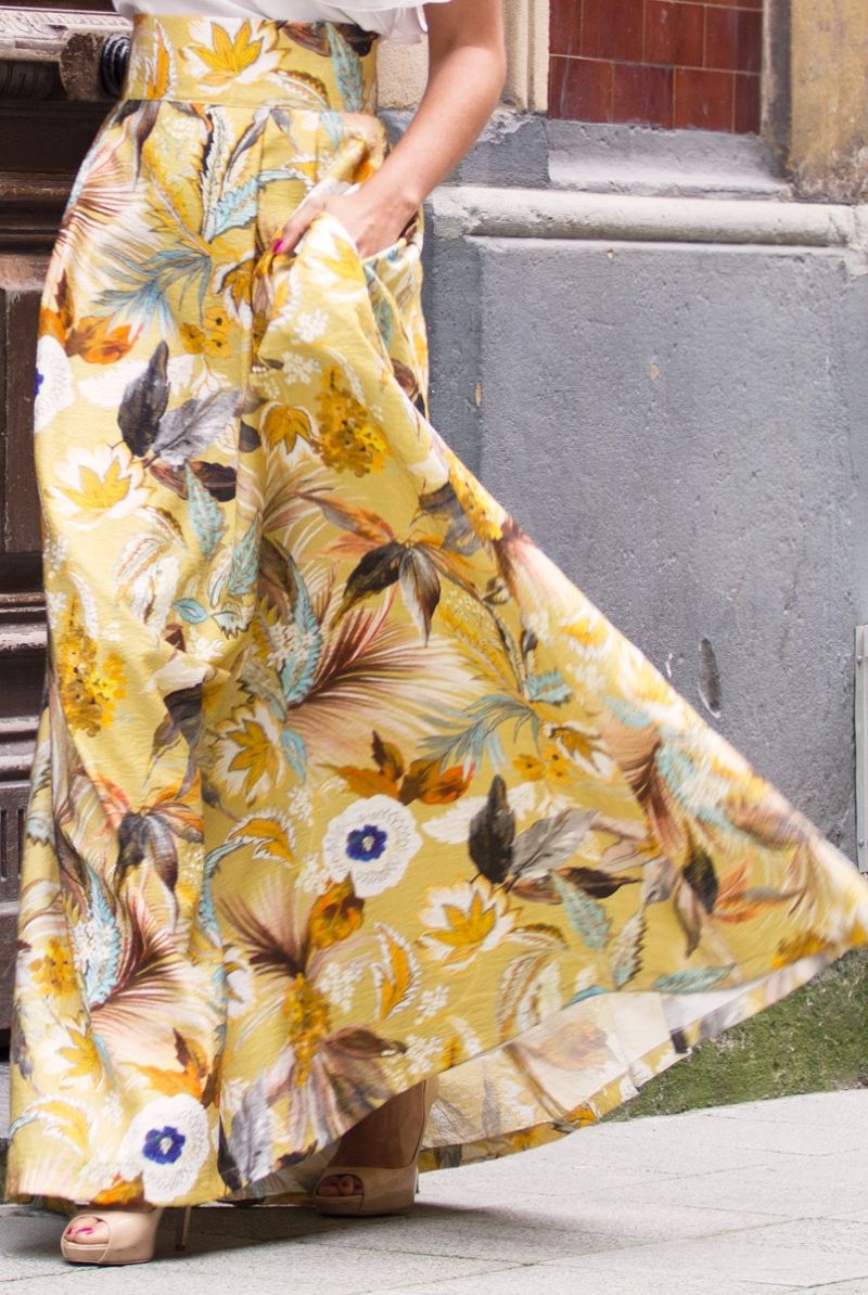 falda en color mostaza de flores invitada