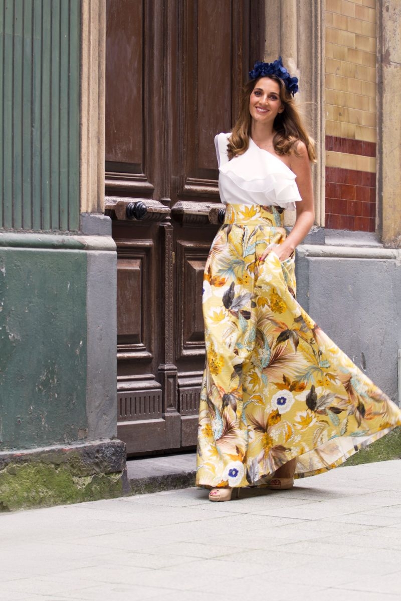 Falda mostaza larga con estampado de flores y talle a la cintura de Apparentia