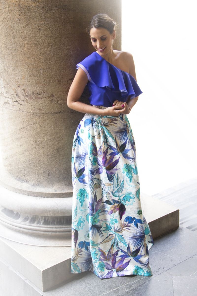Falda larga color azul con flores y talle a la cintura de Apparentia