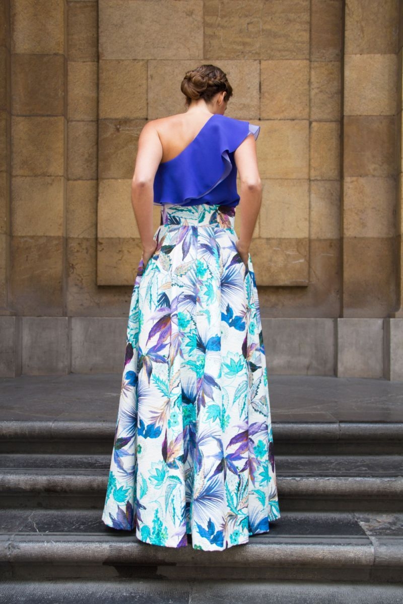 falda en color azul con flores para invitada en boda o fiesta