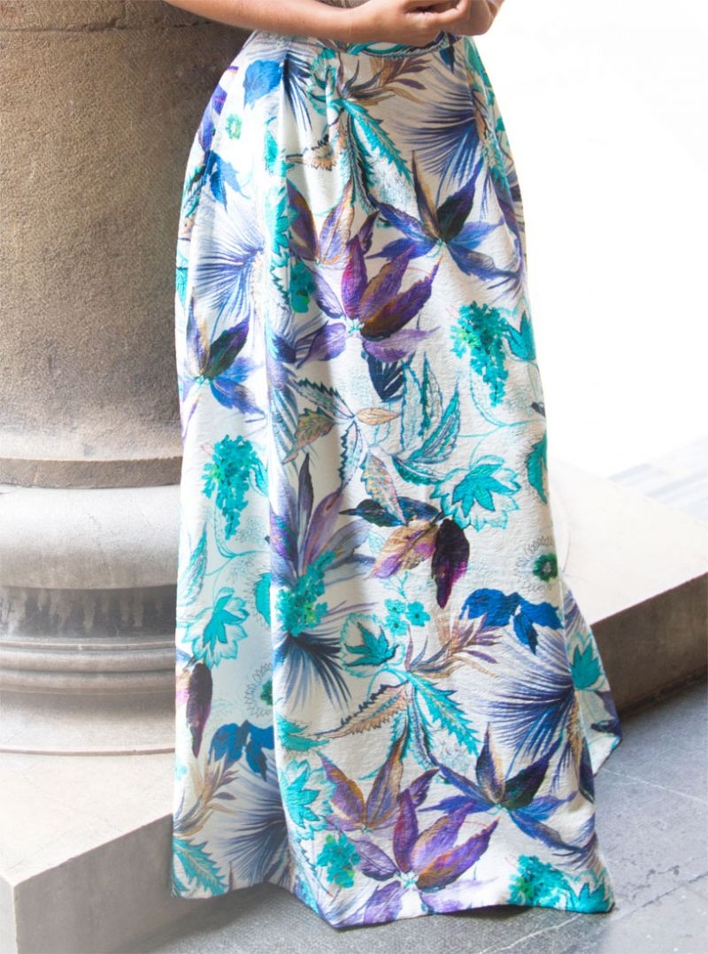 Falda larga azul con flores y talle a la cintura de Apparentia