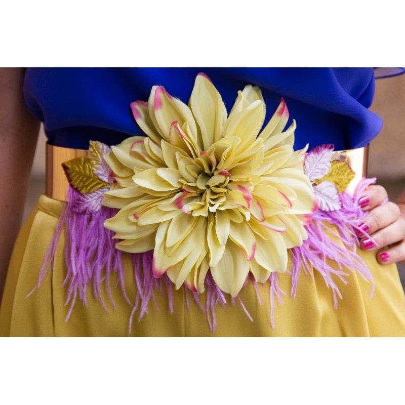 Cinturon floral en amarillo y lila con plumas de marabu y base dorada