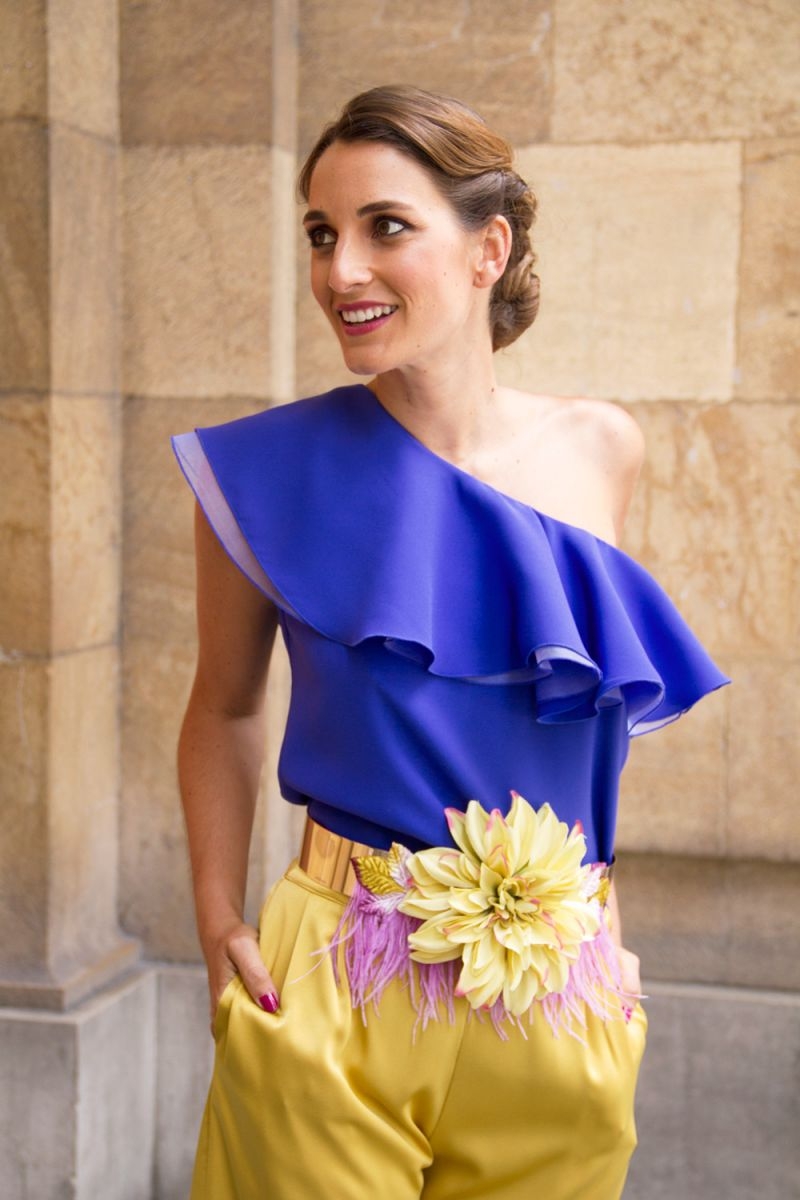 comprar online cinturon para boda fiesta con base dorada de flores y plumas de apparentia