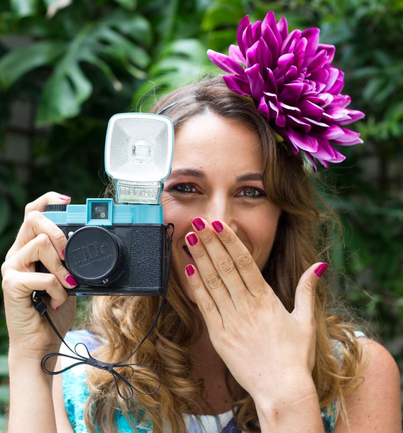 tocado diadema con una flor morada de apparentia
