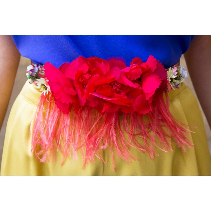 Cinturon de flores rojas con plumas de marabu para invitadas boda,