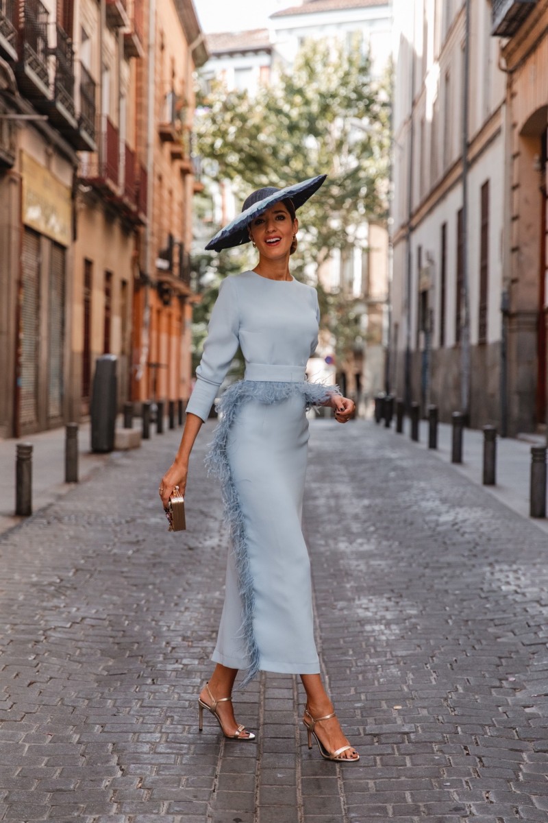 Vestido midi azul con manga larga y pluma en y falda para