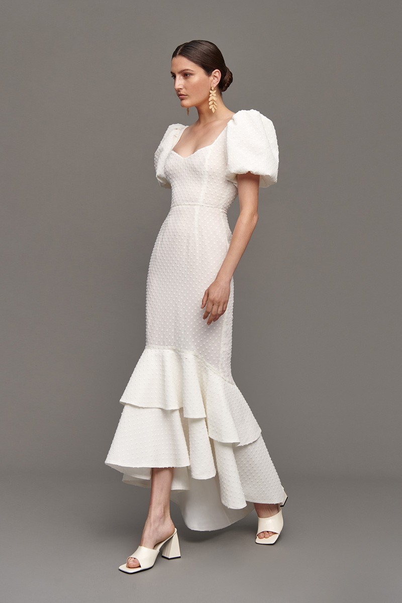 vestido de novia civil de plumetti con falda con volantes, escote