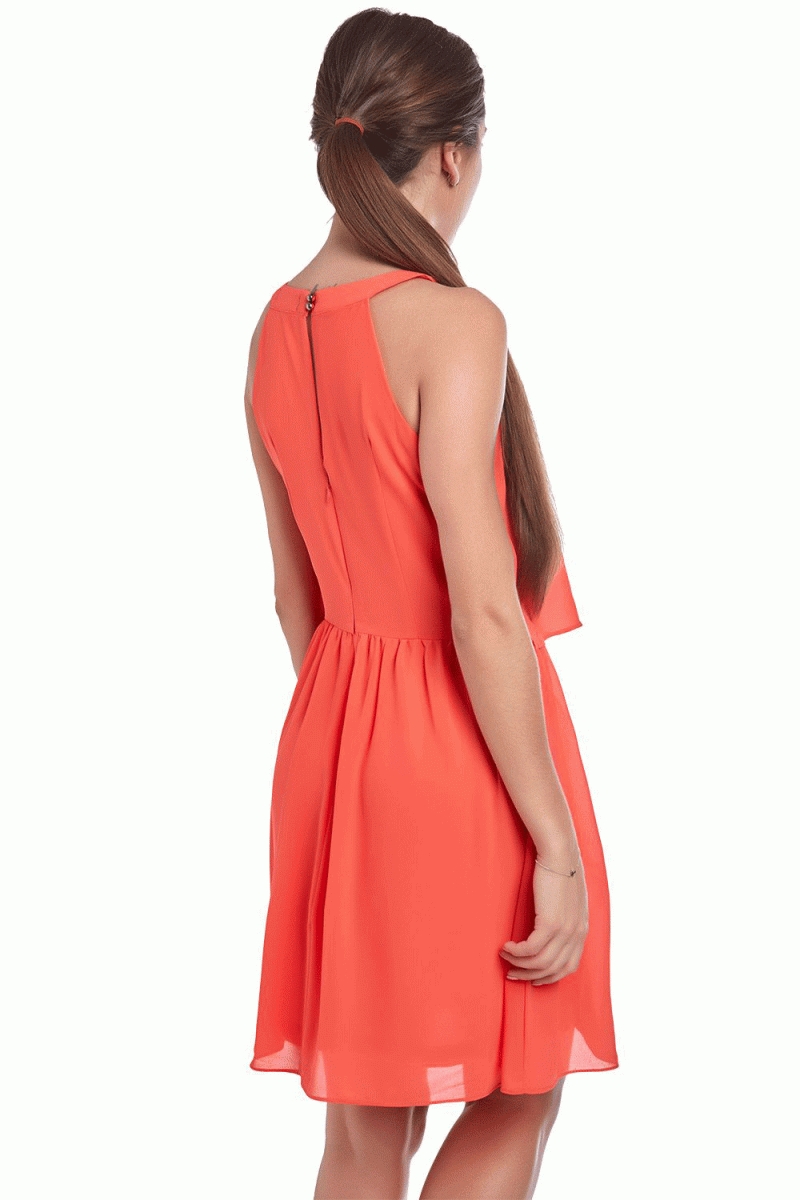 comprar online vestido de fiesta en color coral corto con adorno metalizado en el escote de q2