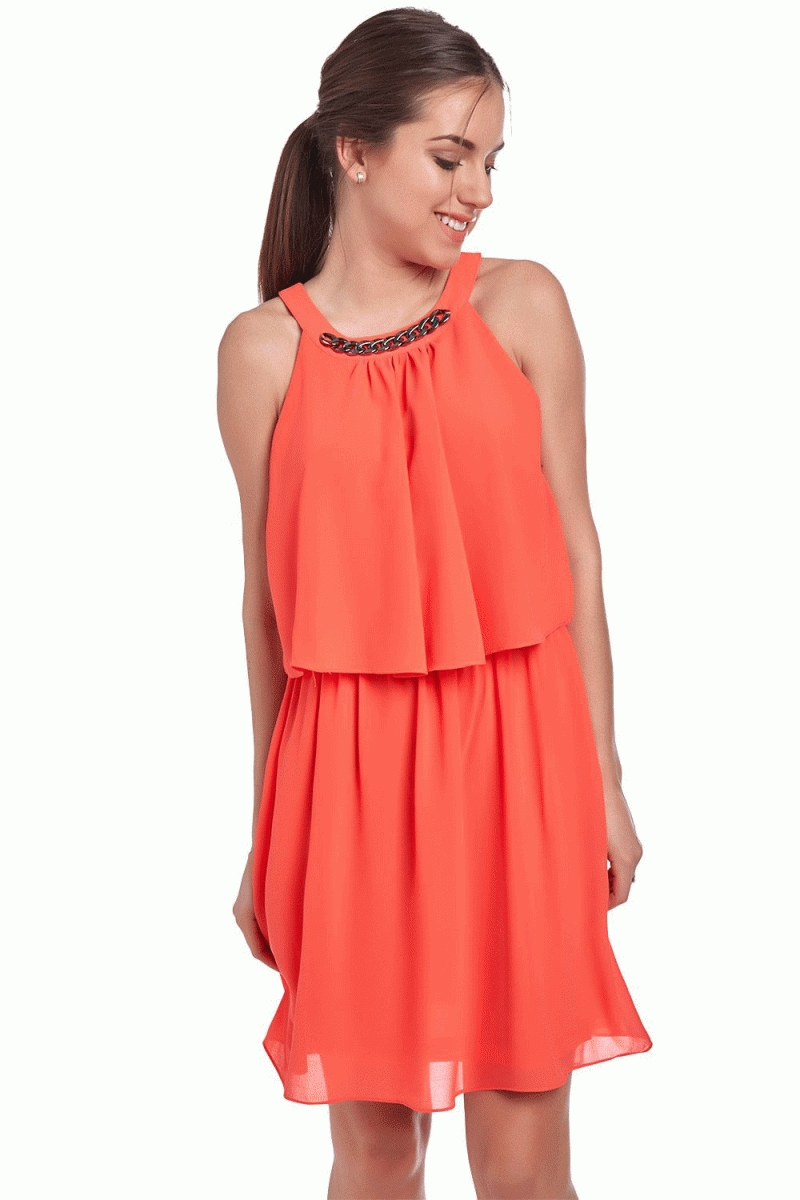 vestido de fiesta coral corto con adorno en el escote y diseño de doble capa de q2