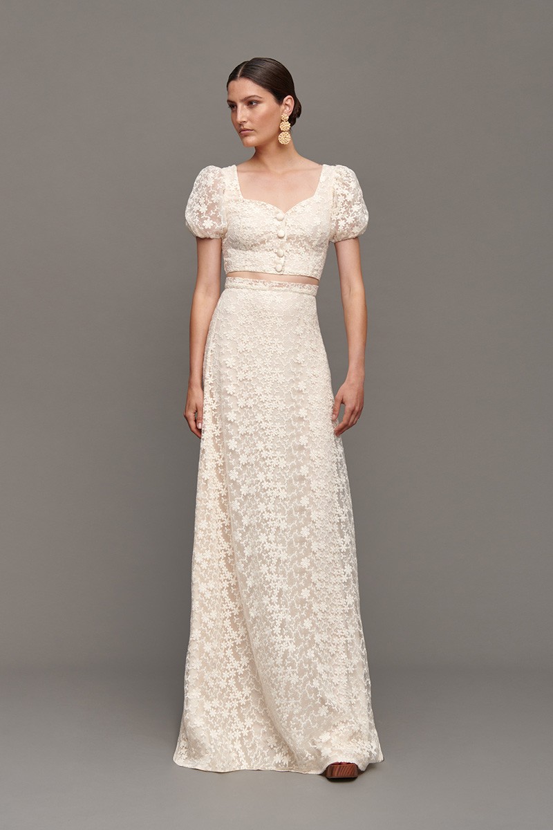 Conjunto de falda larga  y top escote corazon  de  flores bordadas blanco roto para novia civil