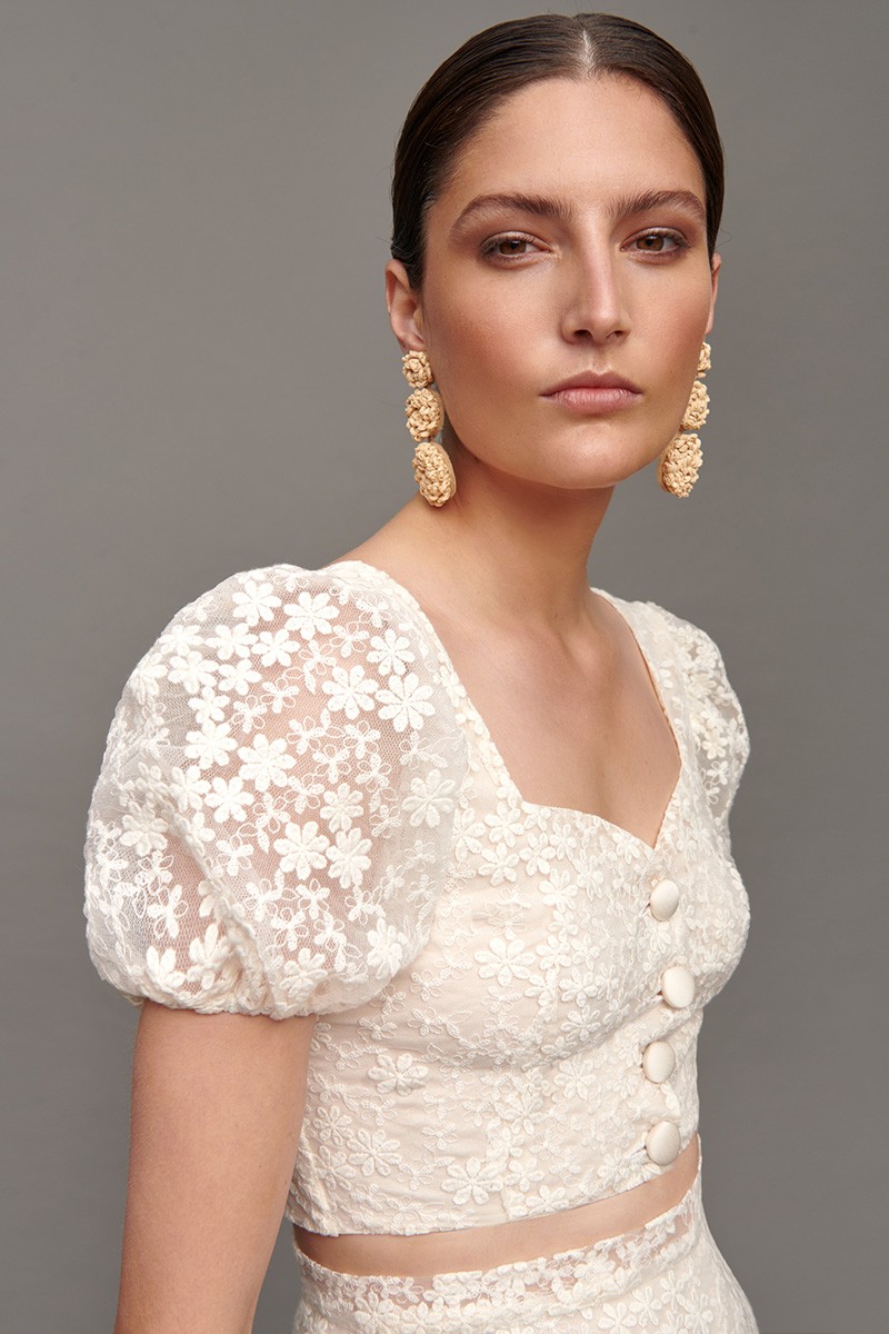 Conjunto de falda larga  y top abullonado de  flores bordadas blanco roto para novias 2021