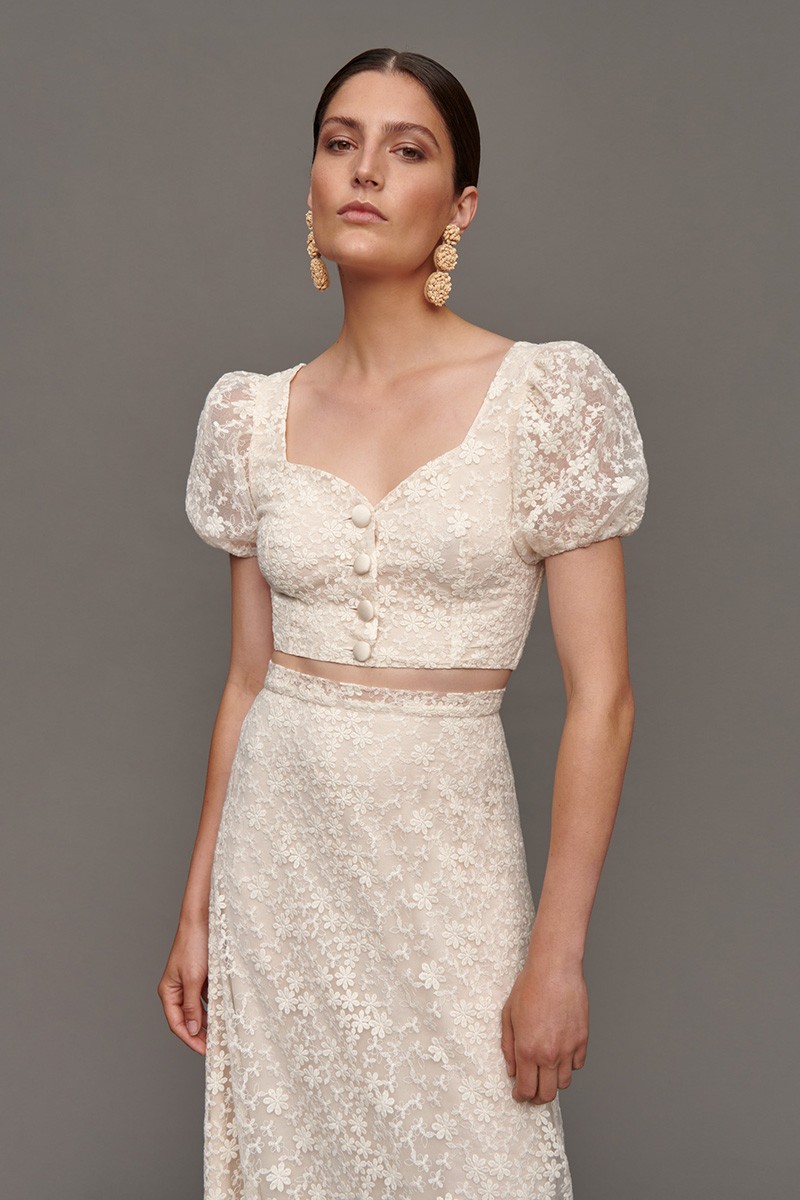 Conjunto de falda larga  y top  de  flores bordadas blanco roto para novia civil comprar online