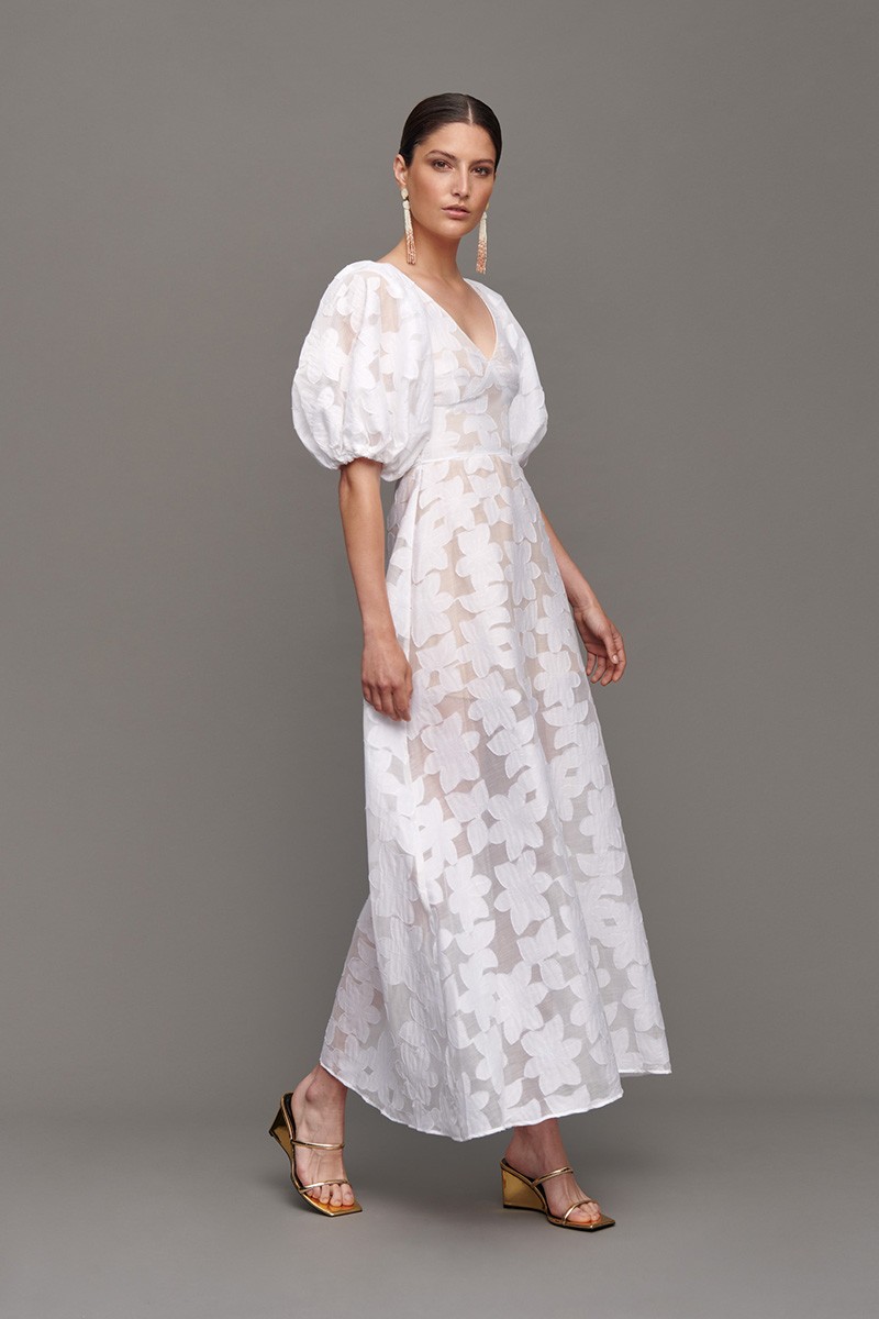 vestido midi de jacquard ligero con motivos florales blanco para novia civil