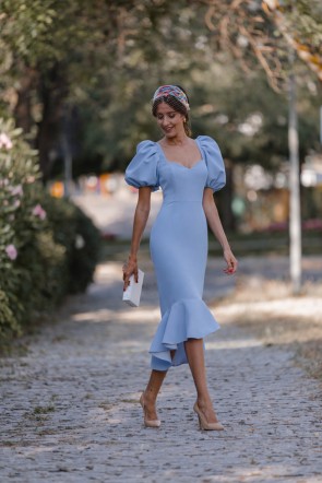 Vestido  plumetti azul con mangas abullonadas y volante  para invitadas boda