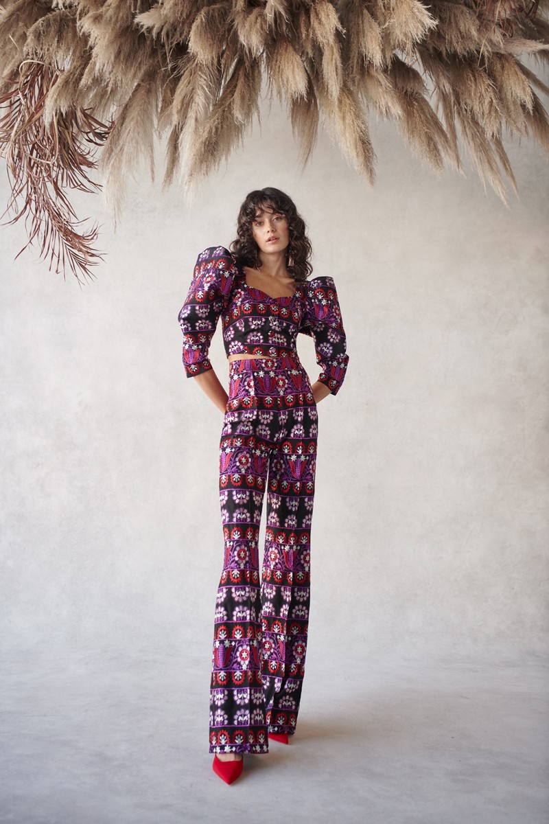 Conjunto de palazzo y top corto bordado etnico con manga abullonadas y escote corazon  para invitadas boda fiesta