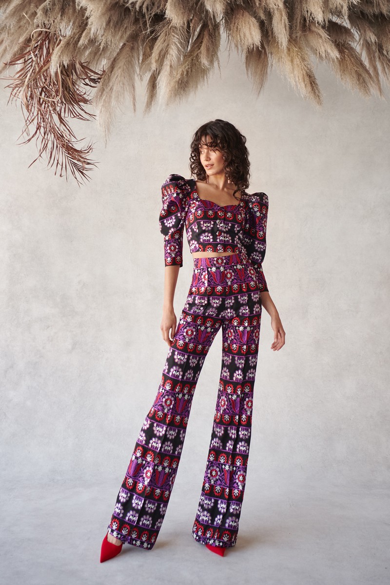 Conjunto de palazzo y top corto bordado etnico con manga abullonadas y escote corazon 