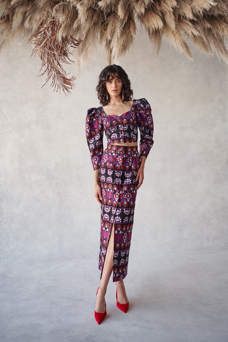 Conjunto de falda y top corto bordado etnico con manga abullonadas y escote corazon