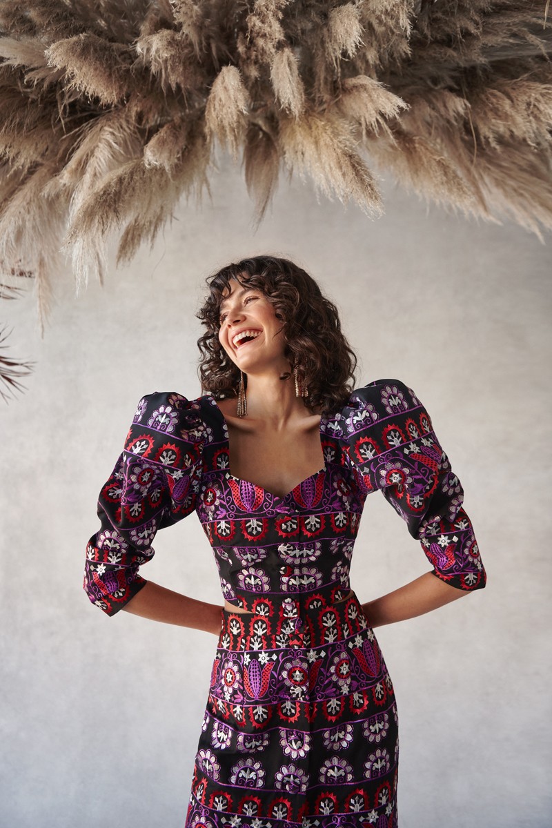 Conjunto de falda y top corto bordado etnico con manga abullonadas y escote corazon comprar online