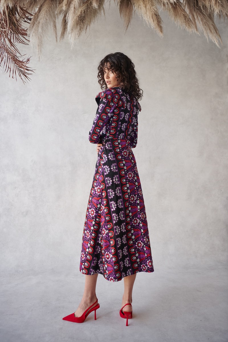 Vestido etnico bordado negro con hombrera  en tonos rojo y morado