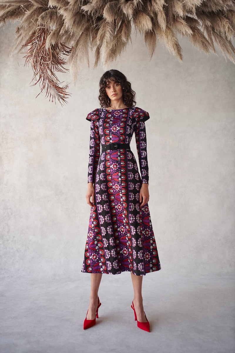 Vestido etnico bordado negro con pieza en hombro en tonos rojo y morado