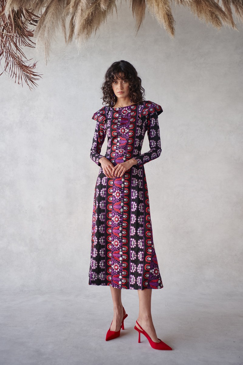 vestido midi con bordado etnico  negro rojo y morado con hombreras