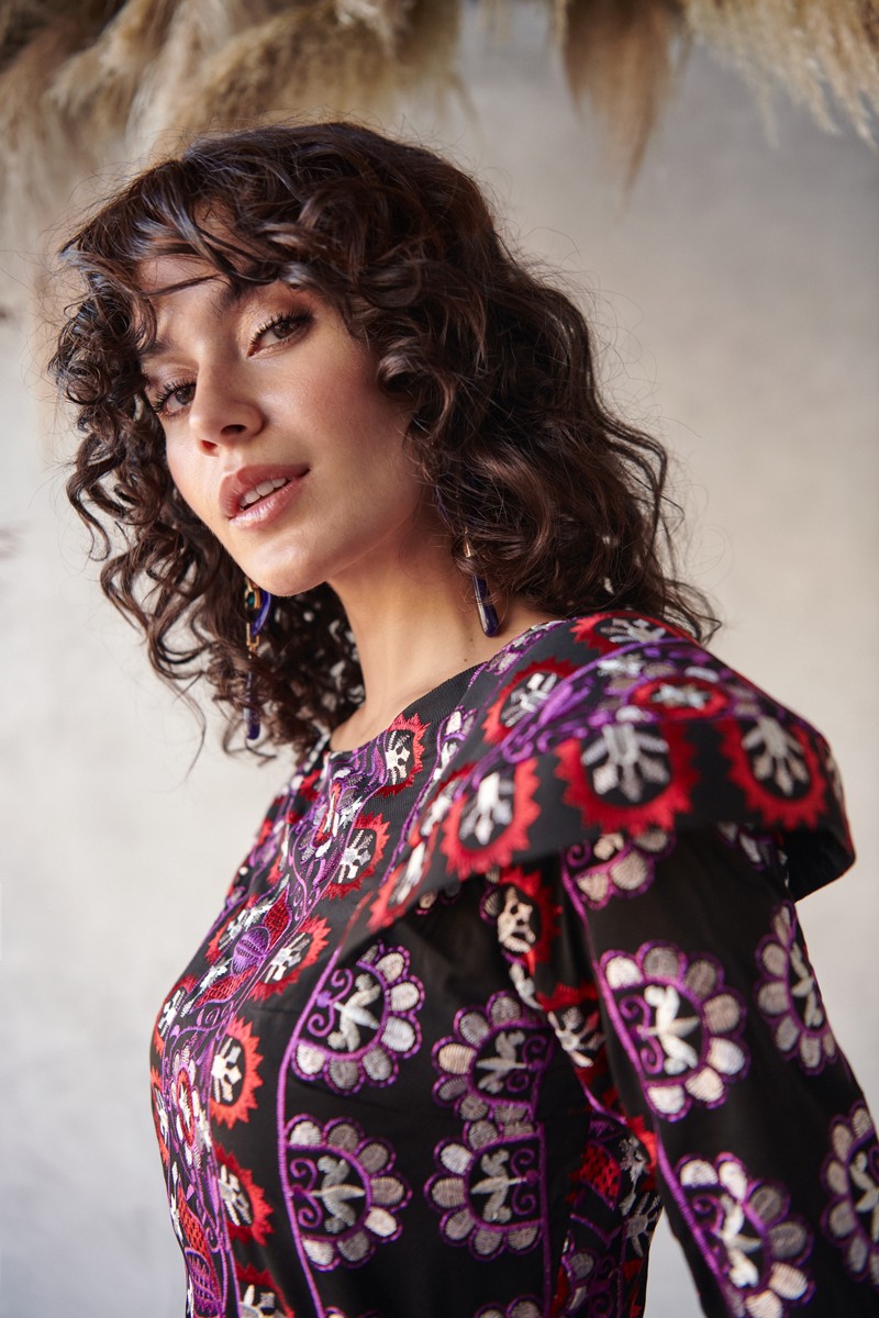 Vestido etnico bordado negro con hombrera  en tonos rojo y morado invitadas boda fiesta