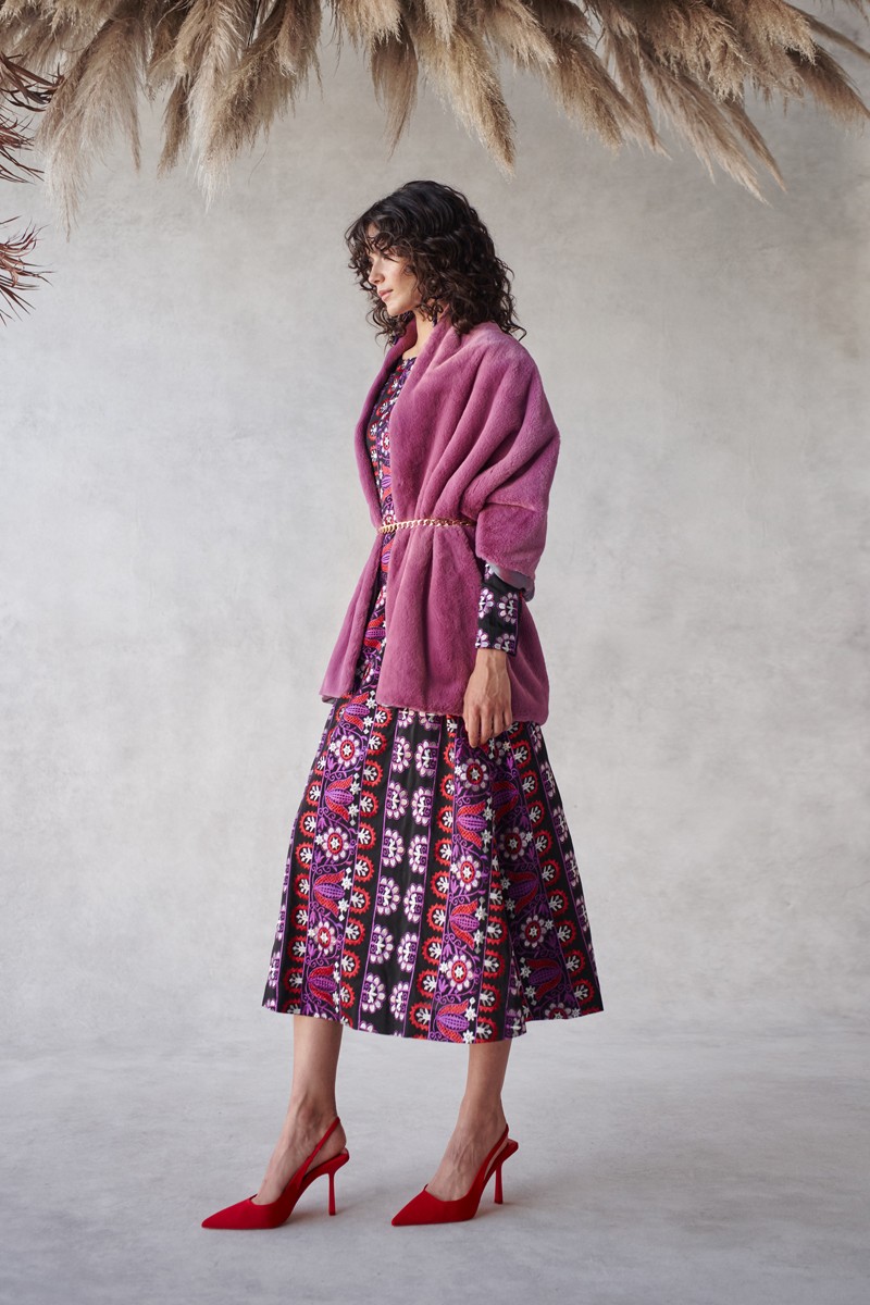 comprar online Vestido etnico bordado negro con pieza en hombro en tonos rojo y morado