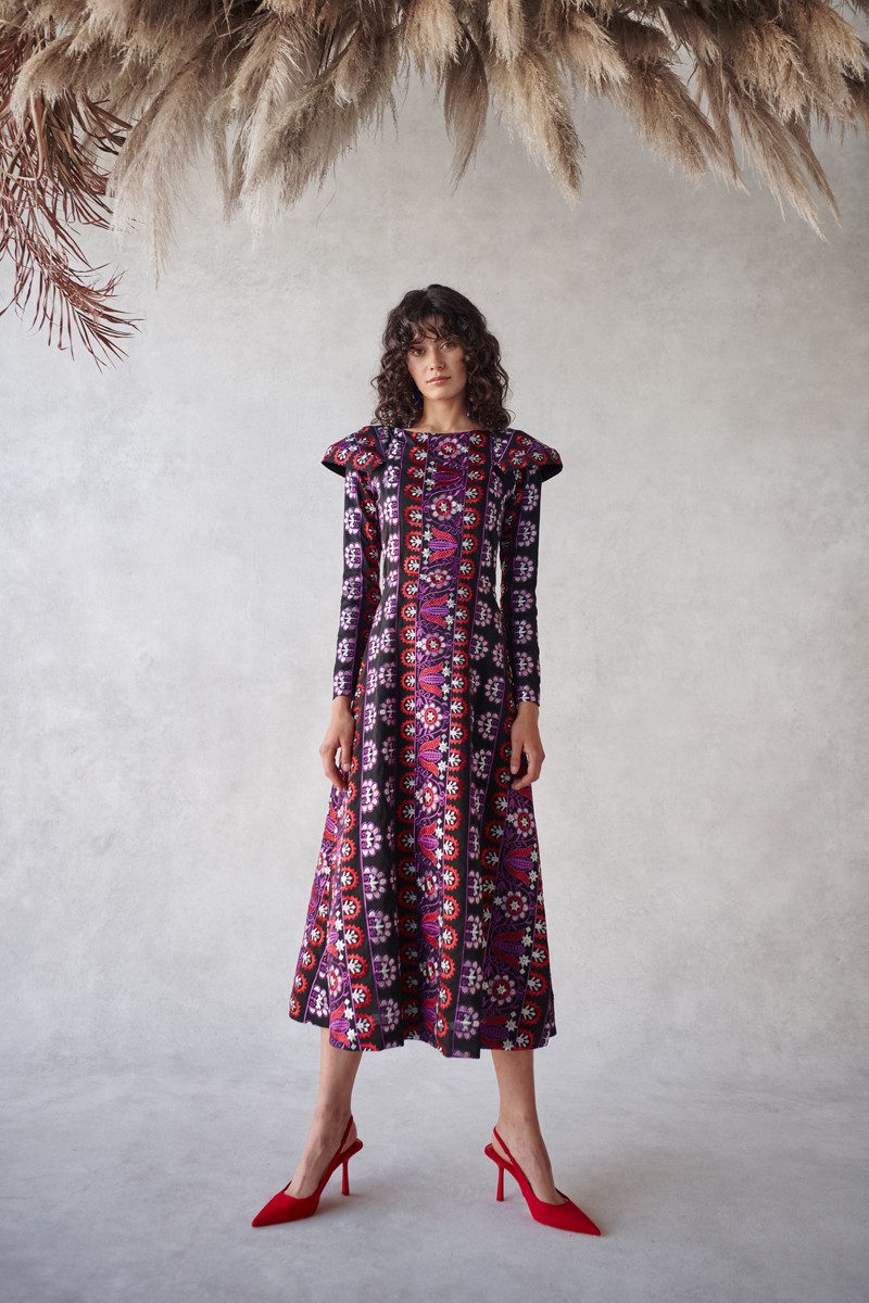 Vestido etnico bordado negro con hombrera  en tonos rojo y morado invitadas boda fiesta nochevieja