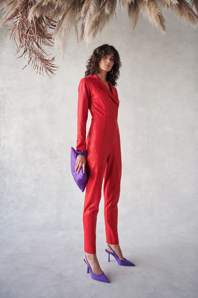 invitadas fiesta boda nochevieja con mono esmoquin de lentejuelas rojo