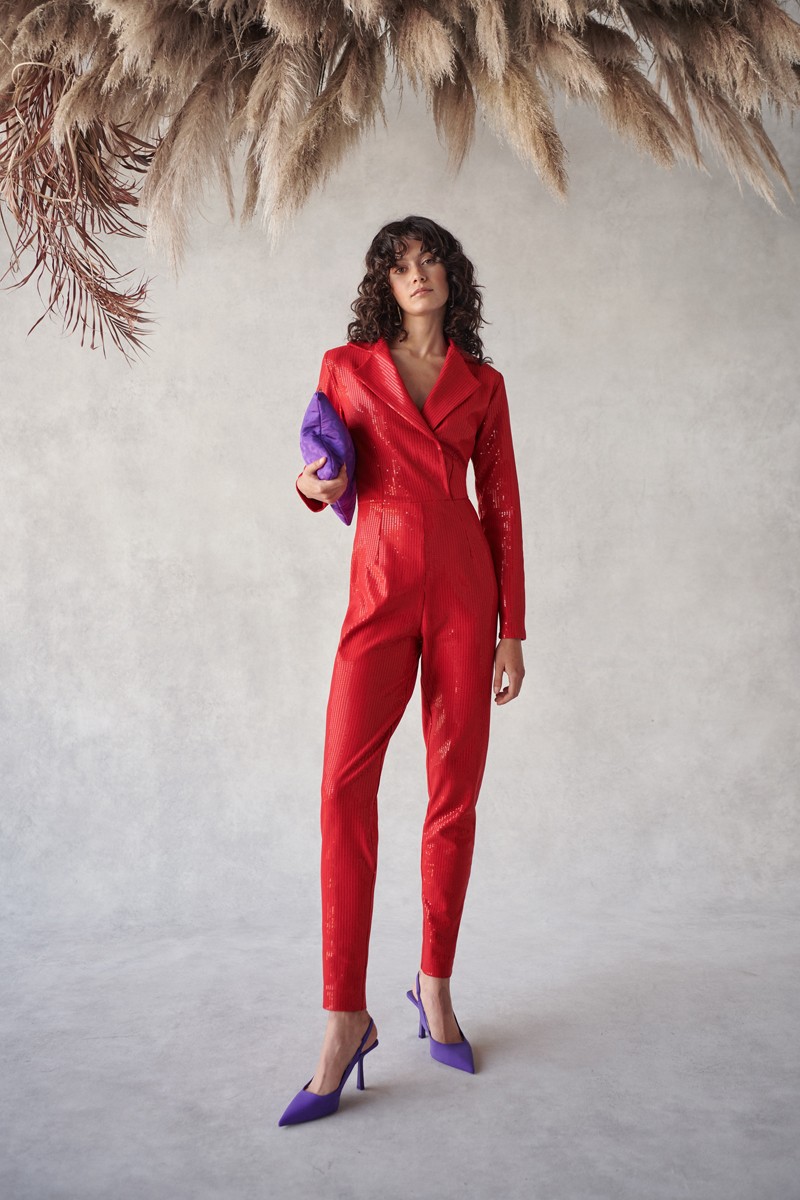 Mono de fiesta de lentejuela en color rojo con Escote en pico con solapa y cuello, manga larga y pantalón recto