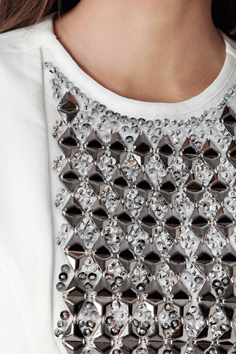 vestido de fiesta blanco ajustado con adorno de tachuelas de Q2