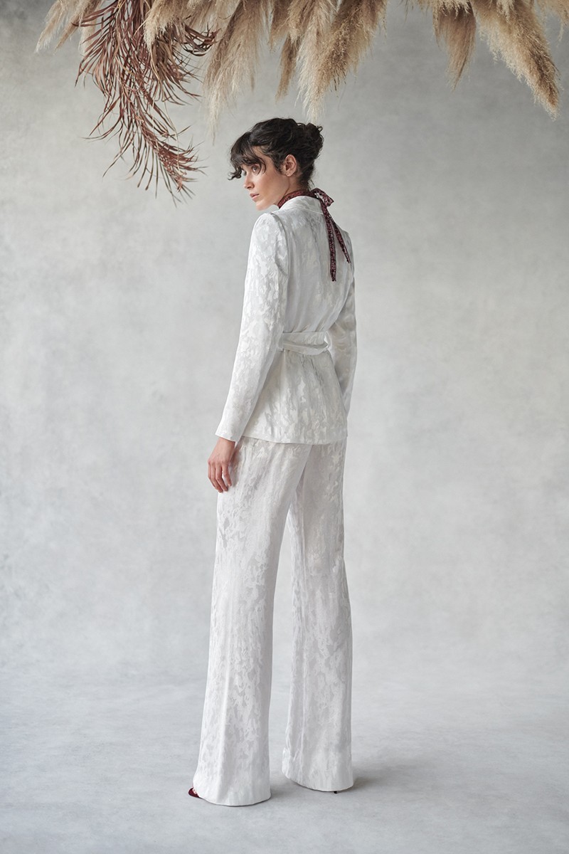 comprar online traje de chaqueta y pantalon en tejido blanco tornasolado para novia civil