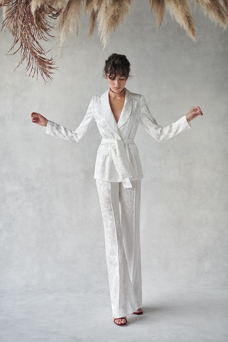 traje de chaqueta y pantalon en tejido blanco tornasolado para novia otoño 2021