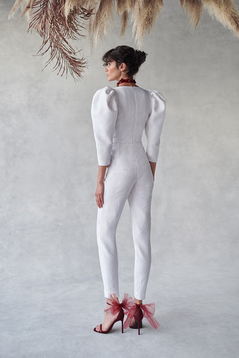 comprar online Mono blanco para novia civil en jacquard con dibujos en relieve con manga abullonada