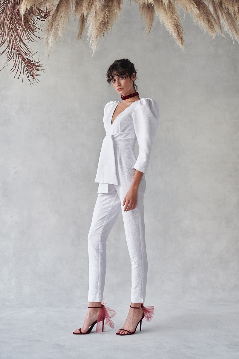 Mono blanco para novia civil en jacquard con dibujos en relieve con manga abullonada temporada 2021 2022