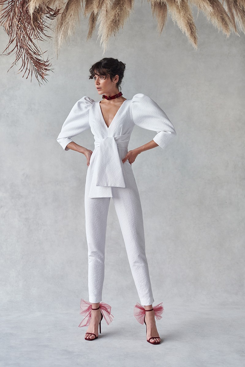 Mono blanco para novia civil en jacquard con dibujos en relieve con manga abullonada