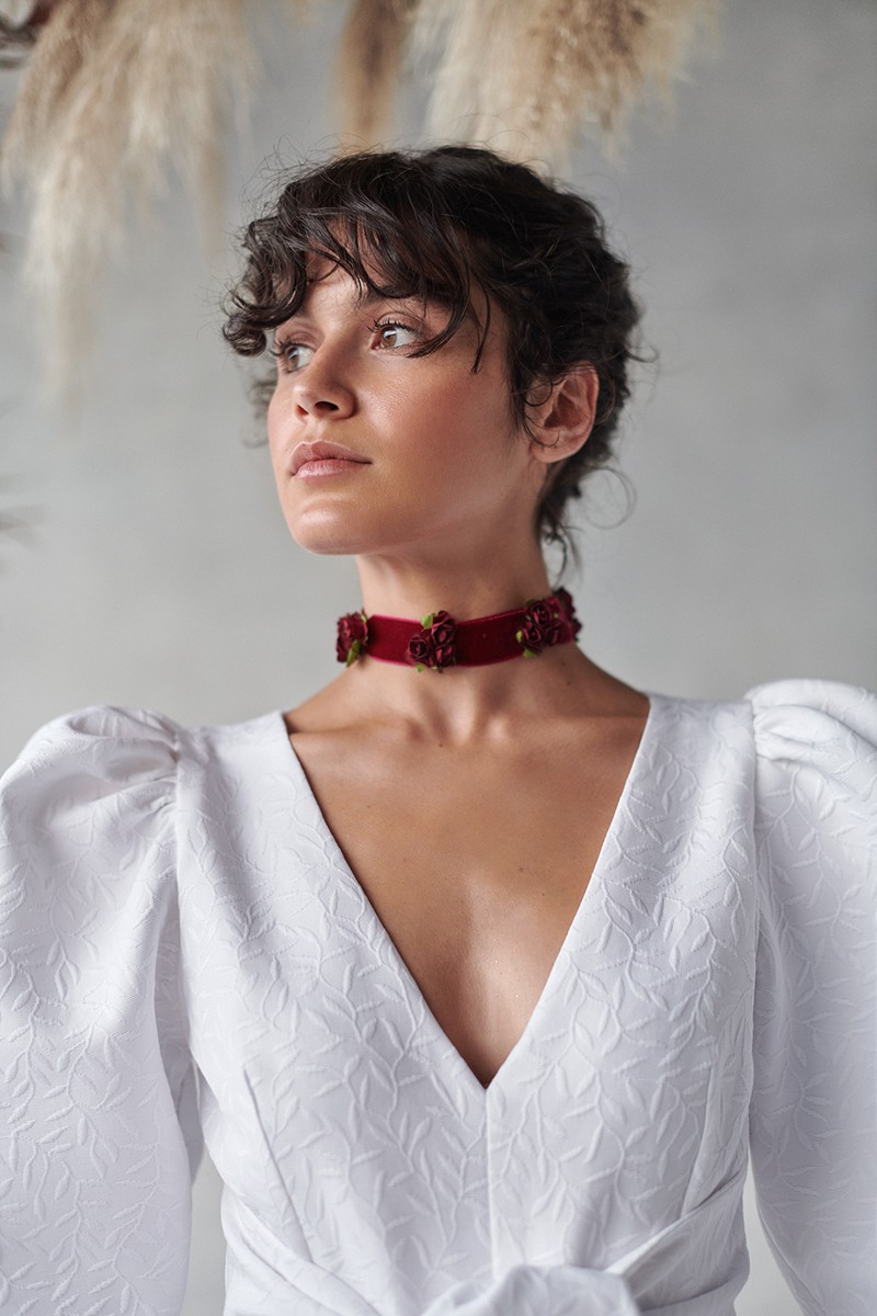 comprar Mono blanco para novia civil en jacquard con dibujos en relieve con manga abullonada