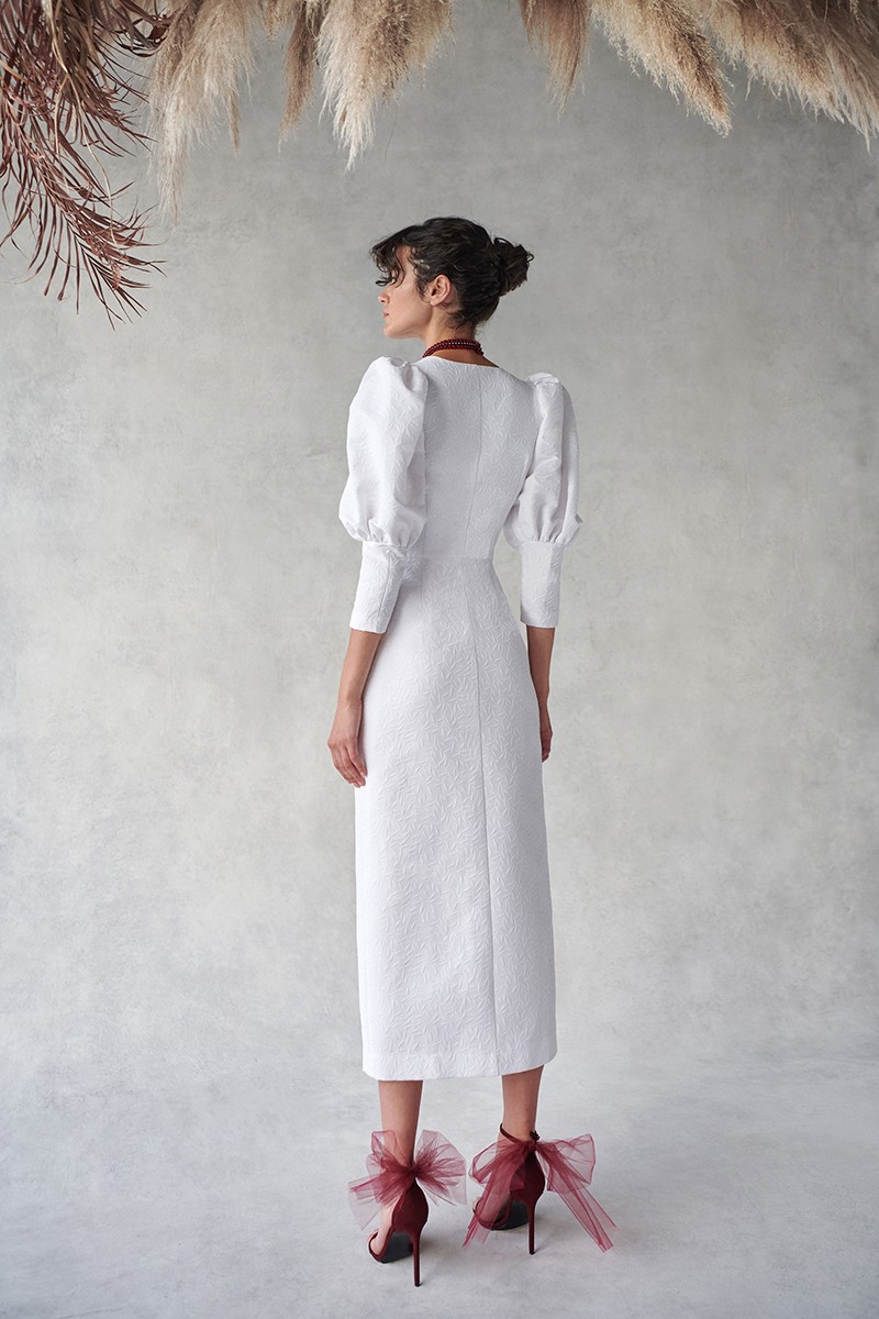 comprar online Vestido de jacquard blanco con boton joya y manga abullonada para novia civil