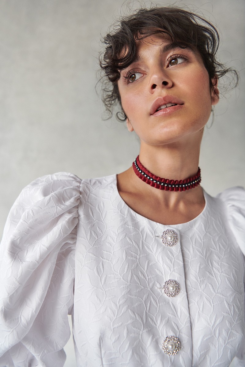 Vestido de jacquard blanco con boton joya y manga abullonada para novia civil comprar online