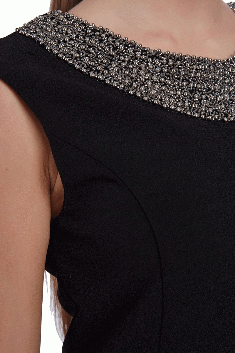 vestido-negro-corto-con-cuello-de-pedreria-de-Q2