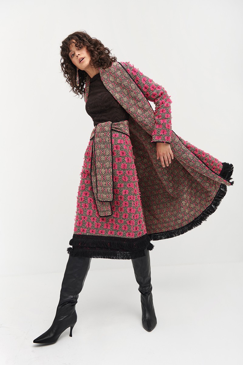 Falda midi de lana con flecos en tonos tierra, rosa y negro