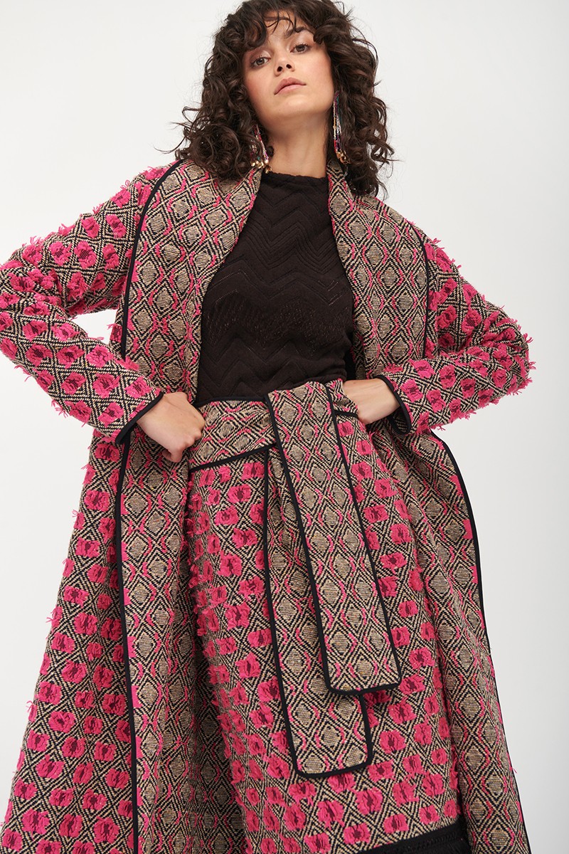 Falda de lana con flecos en tonos tierra, rosa y negro invitadas otoño invierno