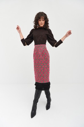 Falda de lana con flecos en tonos tierra, rosa y negro